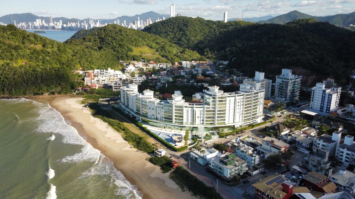 bxE1473EA2-A2D8-4A63-9DC2-9E8F375FBA43 (1) Bem-vindo a um paraíso à beira-mar: a deslumbrante Praia Brava de Itajaí!